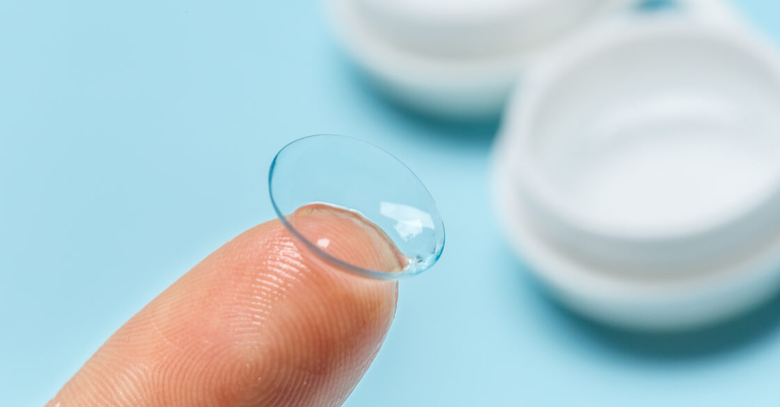 how to put on contact lenses
