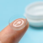 how to put in contact lenses