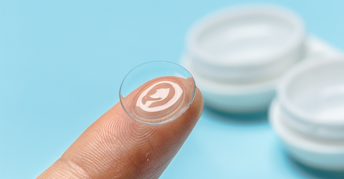 how to put in contact lenses